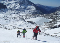 Pujant cap al coll, enrere veiem el llac de Monges i el de Travessani.