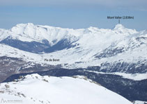 Al nord veiem el Pla de Beret amb el Mont Valier.