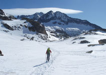 Creuant l´estany Clot, les condicions de la neu ho permeten.