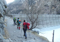 Vorejant l´embassament de Cavallers, gairebé arribant a la presa.