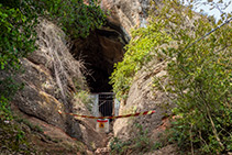 Entrada a la cova de Simanya