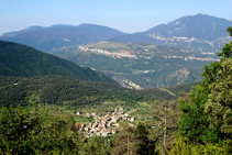 Sant Julià de Cerdanyola i els cingles de Vallcebre.