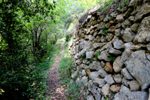 Parets de pedra seca camí del Cap del Grau.