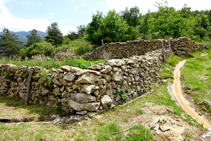 Horts i conreus arribant a Sant Julià de Cerdanyola.