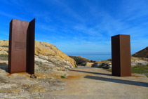 Estructures d´acer corten amb la inscripció d´una declaració de Dalí sobre el Paratge de Tudela.