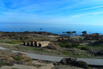 Vistes del mar i del mirador de la Gran Sala des del mirador del Pla de Tudela.