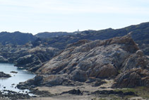 Al fons, el far del Cap de Creus; des del mirador de Pamperris.