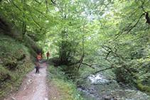 El camí transcorre en tot moment pel marge dret orogràfic del riu.