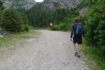 Creuem una barrrera i continuem remuntant la vall de Bujaruelo.