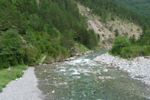 Riu Ara, aigües avall, des del pont de Bujaruelo.