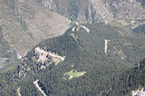 Refugi Lluís Estasen i aparcament del mirador del Gresolet.