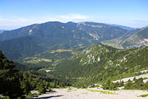 Vistes a la vall de Gósol, Sorribes, la serra del Verd i, lluny, el massís del Port del Comte.