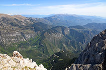 Vistes cap al NO, amb el santuari de Gresolet al fons de la vall, el Cadí, la Tosa d´Alp i el massís del Puigmal.