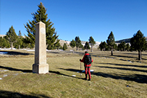 Monòlit en homenatge a Pauet Serra.