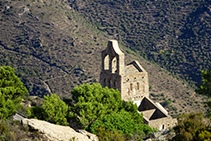 Ermita de Santa Helena vista des de la carena que puja al cim de Sant Salvador (fora de ruta).