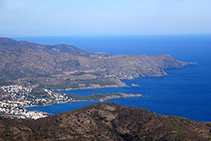 Vistes des de l´antic castell de Verdera cap al NE, amb el poble de LLançà i la costa (fora de ruta).