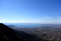 Vistes des l´antic castell de Verdera cap al S, amb la plana empordanesa i el golf de Roses (fora de ruta).