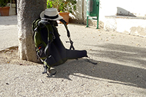 Un descans buscant ombra a la Selva de Mar.