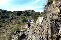 Senderistes baixant de Sant Pere de Rodes cap a la Selva de Mar.