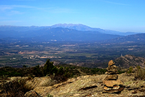 Fita i vistes a la plana empordanesa i al massís del Canigó (fora de ruta).