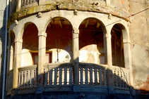 Balconada de l´antic hospital de Santa Pau.