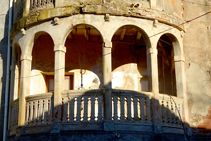 Balconada de l´antic hospital de Santa Pau.