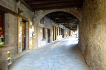 Plaça porxada de Santa Pau.