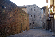 Murs del castell de Santa Pau.