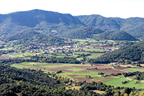 Santa Pau des de la muntanya de Sant Julià del Mont.