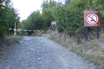 Barrera i entrada al Parc Natural Comunal de les Valls de Comapedrosa.