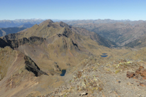 Vistes cap a la carena que enllaça al pic de Sanfonts (2.885m) amb el Monteixo (2.905m).