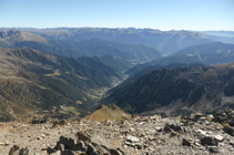 Vistes cap a l´E amb el poble d´Arinsal al fons de la vall.