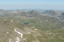 Estany de Solanet i pic de Tomasset des del cim.