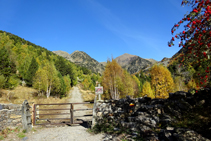 Pista cap al refugi de Sorteny, una tanca barra el pas motoritzat.