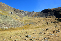 Clots de la Serrera, a la capçalera de la vall de Sorteny.