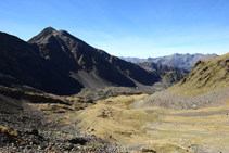 Girem el cap, al fons veiem el pic de l´Estanyó.