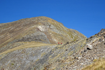 Vistes a l´ampla carena del Serrera, per on baixen dos excursionistes.