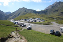 Pàrquing del coll de Tentes. Hi ha espai suficient per aparcar el vehicle còmodament.