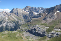 Part alta del circ de Gavarnie, on destaquen els Astazous, el pic de Marboré i els pics de la Cascada.