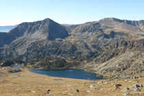 Estany de Montmalús i pic de la Muga.