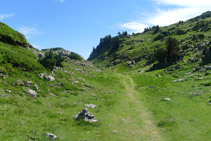 Remuntem la vall secundària fins a un collet.