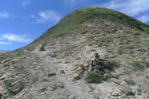 Arribem a una fita on el camí gira i comença l´ascens al pic.