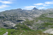 Zona càrstica de Larra. Soum Couy (2.315m) i Auñamendi o Anie (2.507m).