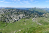 Vista cap al SO, cap a la vall de Roncal-Belagua.