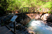 Creuem el riu Escrita per un pont de fusta.