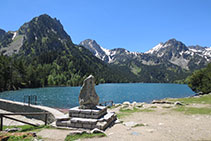 Estany de Sant Maurici, Roca de l´Estany (2509m), Agulla del Portarró (2673m) i pic del Portarró (2734m).