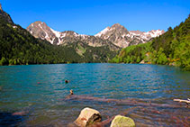 Estany de Sant Maurici. Al fons: Agulla del Portarró, pic del Portarró i Gran Tuc de Crabes (2.791m).