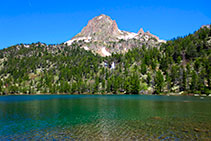 Estany de Ratera i, al fons, l´inici de la cresta de Bassiero.