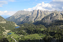 Vistes als estanys de la Cabana i Ratera, la Roca de l´Estany, els Encantats i el Pui de Linya (2.870m).