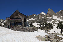 Refugi d´Amitges (2366m) i a la dreta les Agulles d´Amitges. 